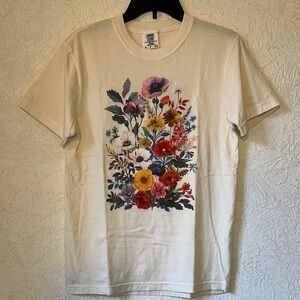 NWOT Comfort Colors Cream Floral Graphic T-Shirt